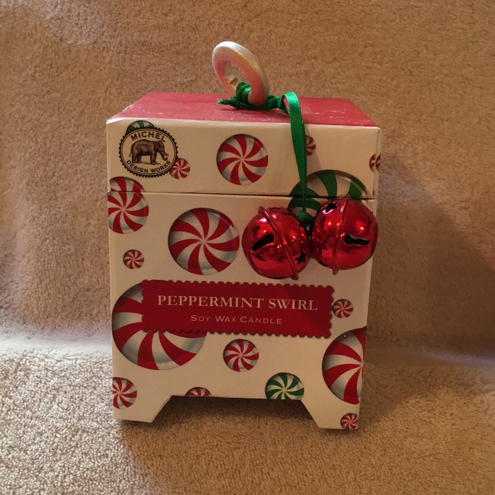 Peppermint Swirl Soy Wax Scented Candle  NWT 6.5oz